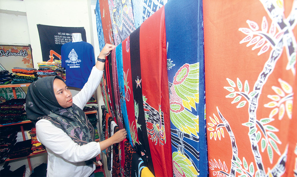 UNTUK PEMASARAN: Terdapat galeri khusus yang digunakan untuk memasarkan hasil produksi masyarakat setempat. (AJI PERDANA PUTRA/JAWA POS RADAR MAGETAN) - Image