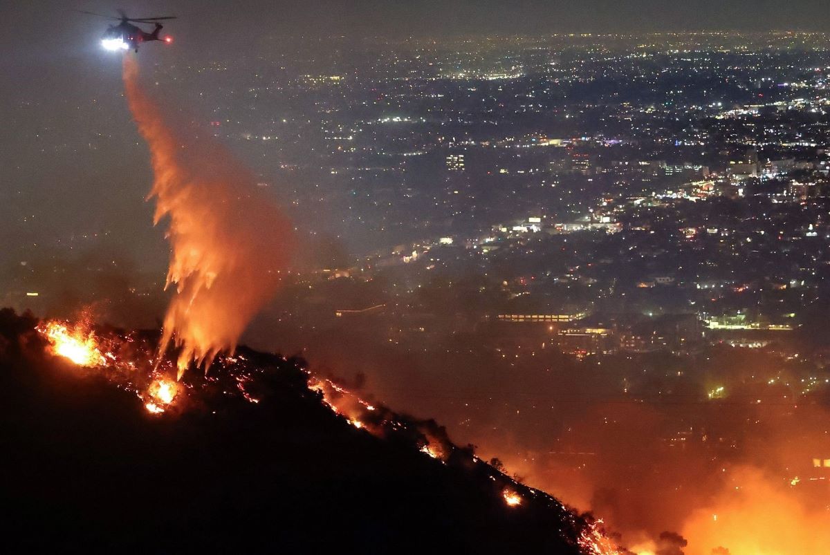 ILUSTRASI. Lebih dari 1.000 bangunan telah terbakar, dengan dua orang tewas, dalam kebakaran hutan yang dipicu angin kencang di wilayah LA. (Mario Tama/Getty Images) - Image