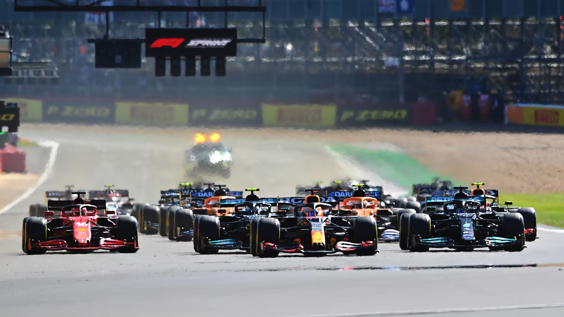 Sprint race pertama di Silverstone 2021 yang dimenangkan oleh Verstappen. (formula1.com) - Image