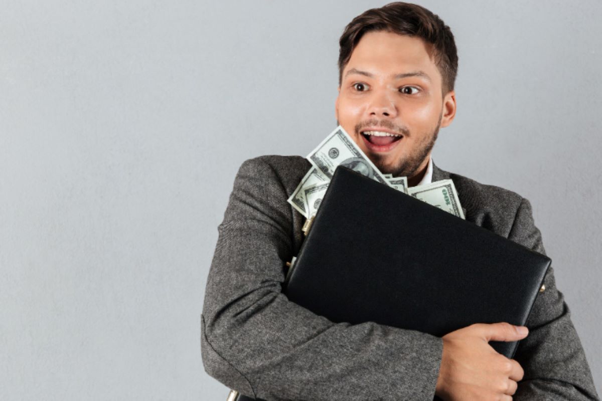 Iilustrasi seseorang yang didatangi nasib beruntung setelah imlek 2025. (Freepik/drobotdean) - Image