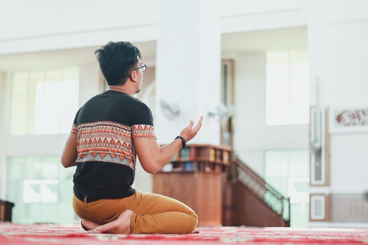 ilustrasi seseorang yang bernaung pada lintang tangis. (Freepik/EyeEm) - Image
