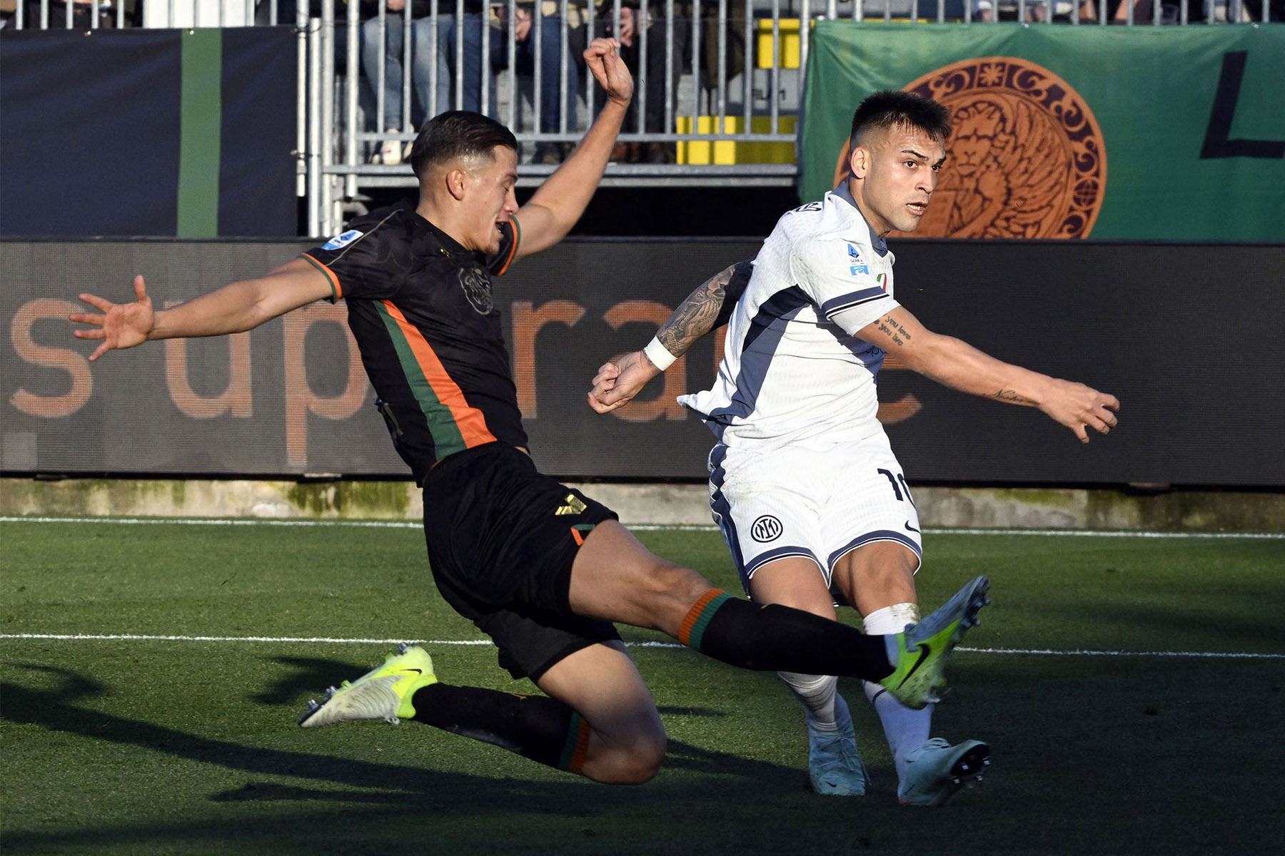 Jay Idzes (kiri) mengawal Lautaro Martinez. - Image