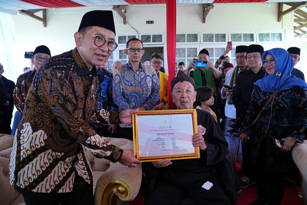 Menteri Kebudayaan Fadli Zon bersama tetua Silat. (Humas Kemenbud) - Image