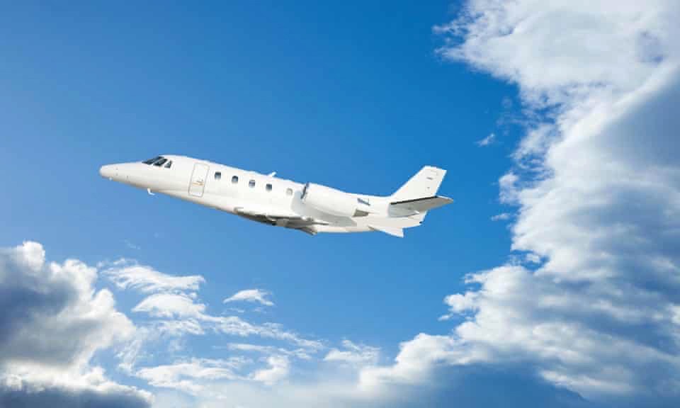 Ilustrasi pesawat jet pribadi yang menghasilkan emisi karbon yang besar. (The Guardian) - Image