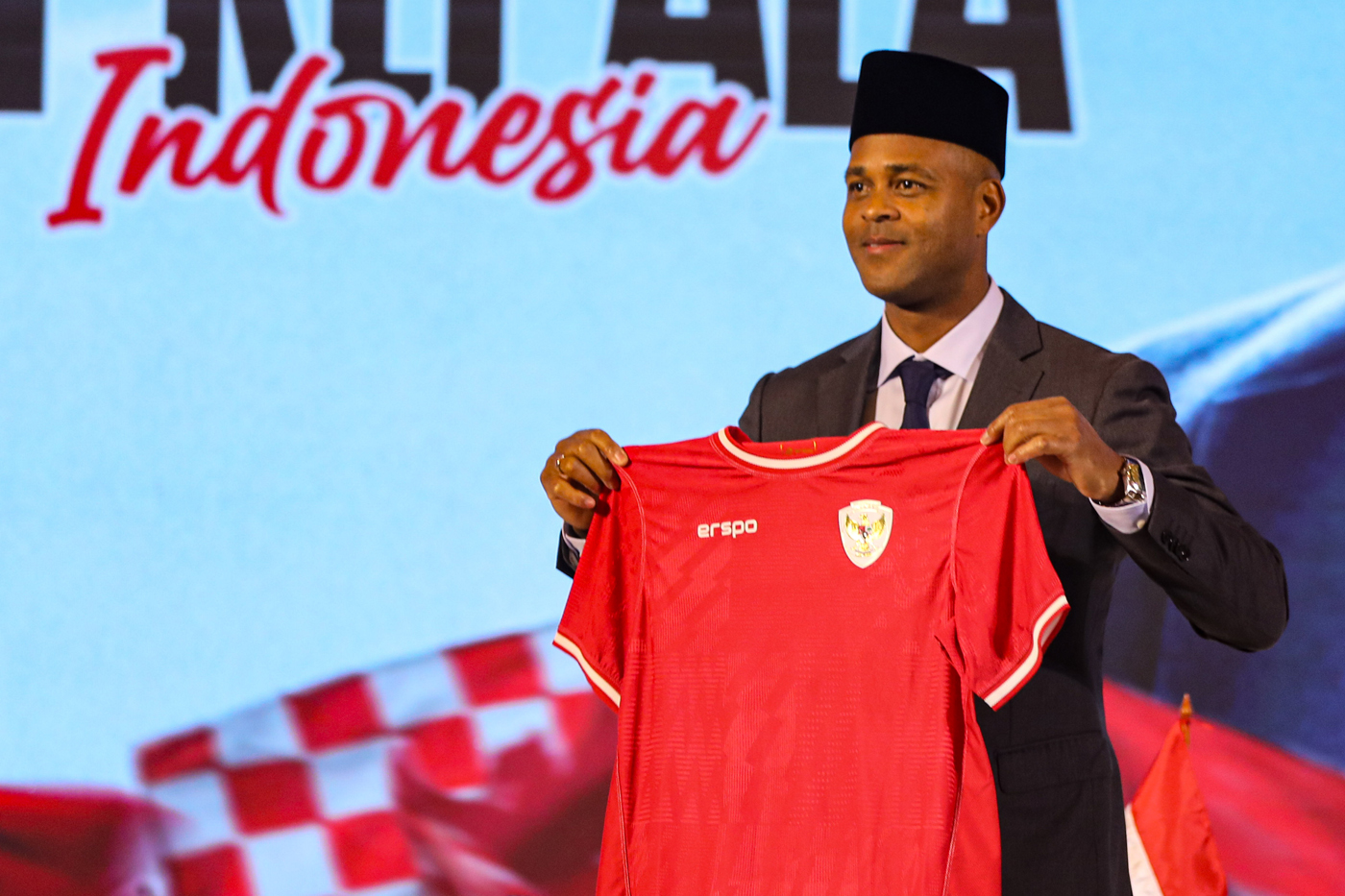 Pelatih Kepala Timnas Indonesia Patrick Kluivert berfoto memegang Jersey Timnas Sepak Bola Indonesia usai di perkenalkan di Hotel Mulia, Jakarta, Minggu, (12/01/2025). (Salman Toyibi/Jawa Pos) - Image