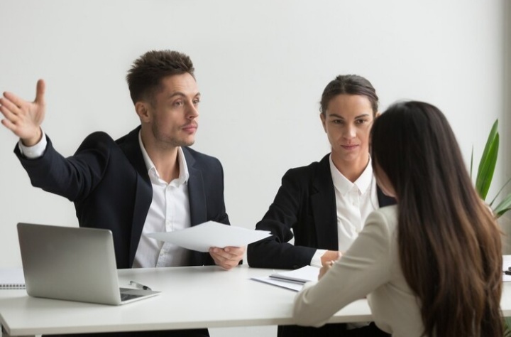 Ilustrasi perilaku seseorang yang diam-diam bisa mengurangi martabat dirinya sendiri. (freepik/ yanalya) - Image