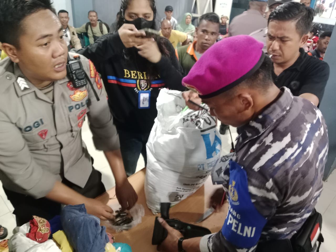 Personel Yonmarhanlan IX Ambon menunjukkan barang bukti senjata api dan amunisi tajam yang mereka amankan di Pelabuhan Yos Sudarso pada Minggu (12/1). (TNI AL) - Image