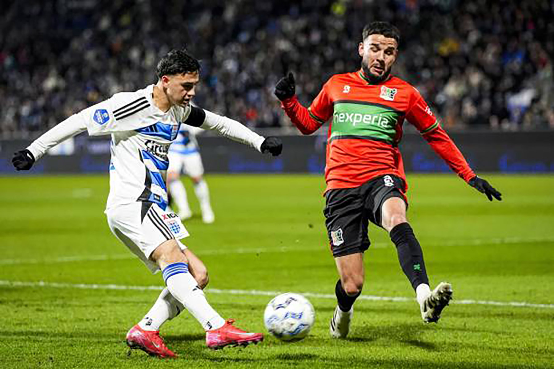 Duel antara Calvin Verdonk dan Eliano Reijnders dalam lanjutan Eredivise Belanda. - Image