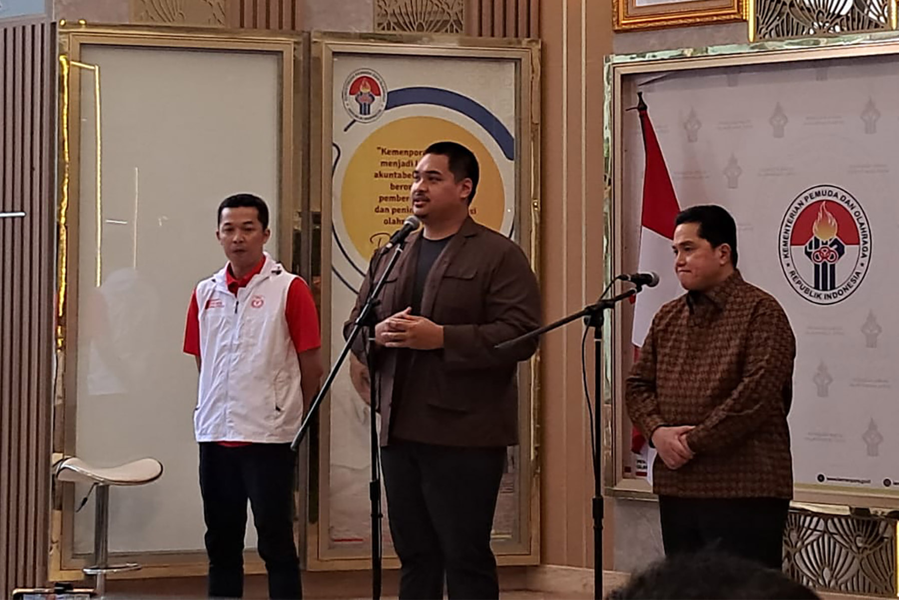 Menpora Dito Ariotedjo (tengah) bersama Ketua Umum PSSI, Erick Thohir dalam keterangan pers setelah bertemu dengan Patrick Kluivert, Senin (13/1). (Dimas Ramadhan/JawaPos.com) - Image