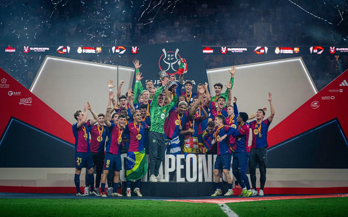 FC Barcelona berhasil menjuarai piala Super Spanyol ke-15nya dini hari tadi. (fcbarcelona.com) - Image