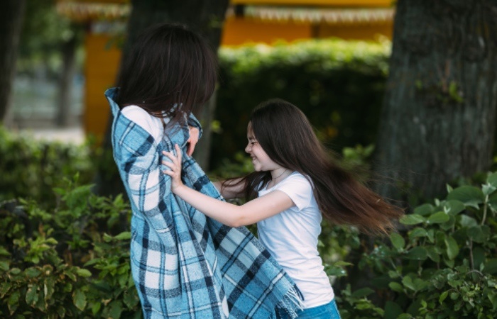 Ilustrasi tanda yang ditunjukkan seseorang yang susah bergaul menurut orang lain. Freepik - Image