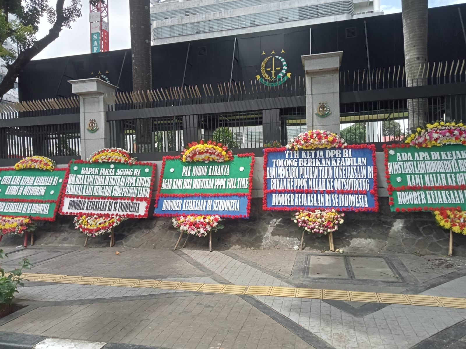 Sejumlah karangan bunga dari Perhimpunan Pegawai Pemerintah Non Pegawai Negeri di depan Gedung Kejagung RI. (Istimewa) - Image