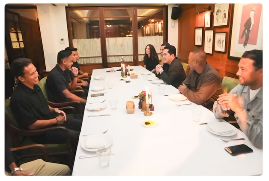 Rizky Ridho dan empat pemain Timnas Indonesia bertemu dengan Patrick Kluivert dan Denny Landzaat, dua pelatih anyar Garuda. (Dok. Instagram Erick Thohir) - Image