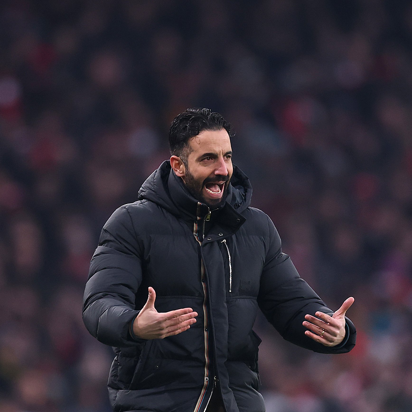 Ruben Amorim tampak memberikan semangat untuk skuad Manchester United saat menghadapi Arsenal di Piala FA 2024/25. (X/@EmiratesFACup) - Image