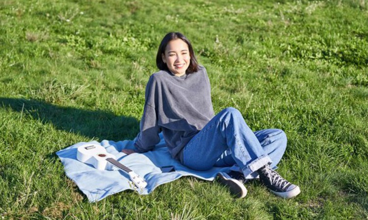 Ilustrasi wanita yang menikmati hidup secara tenang dan sejahtera. (Freepik) - Image