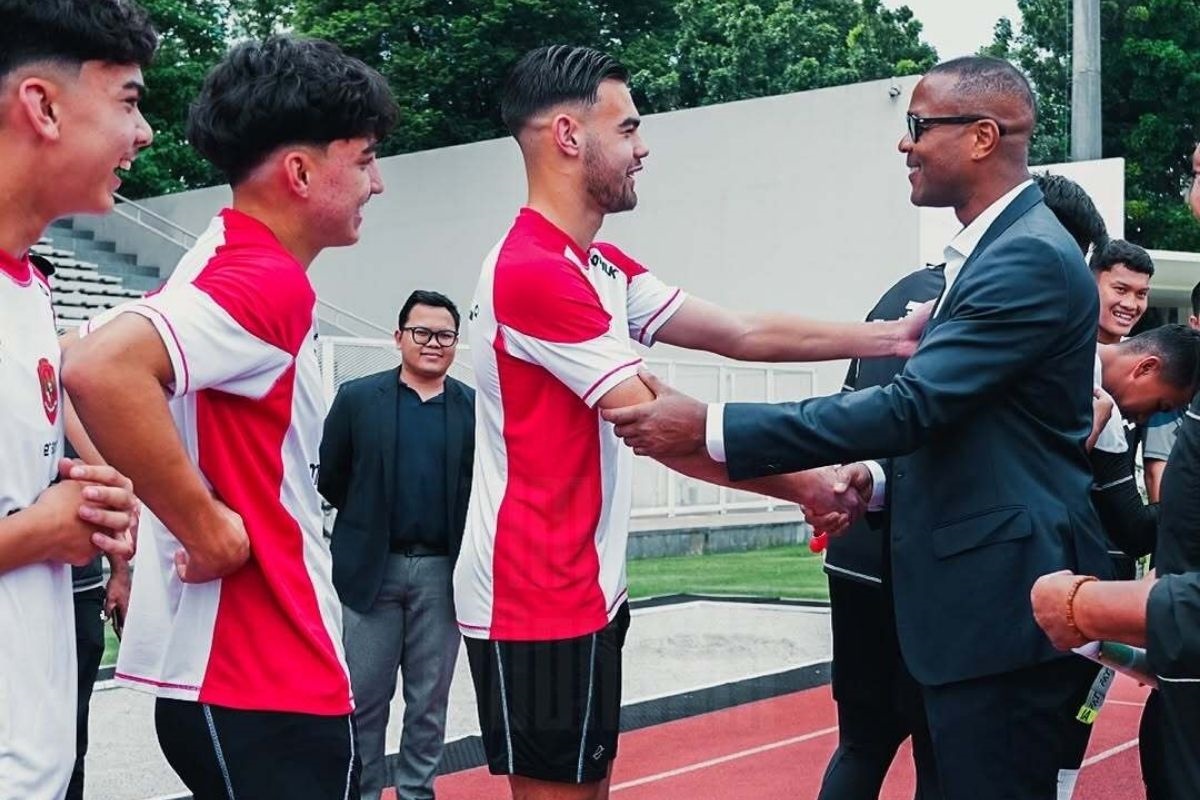 Jens Raven dan Patrick Kluivert bersalaman sebagai bagian dari tugas Patrick melakukan pemantauan terhadap Timnas U-20 yang melakukan latihan sebelum Piala Asia 2025. (Instagram @timnas.indonesia) - Image