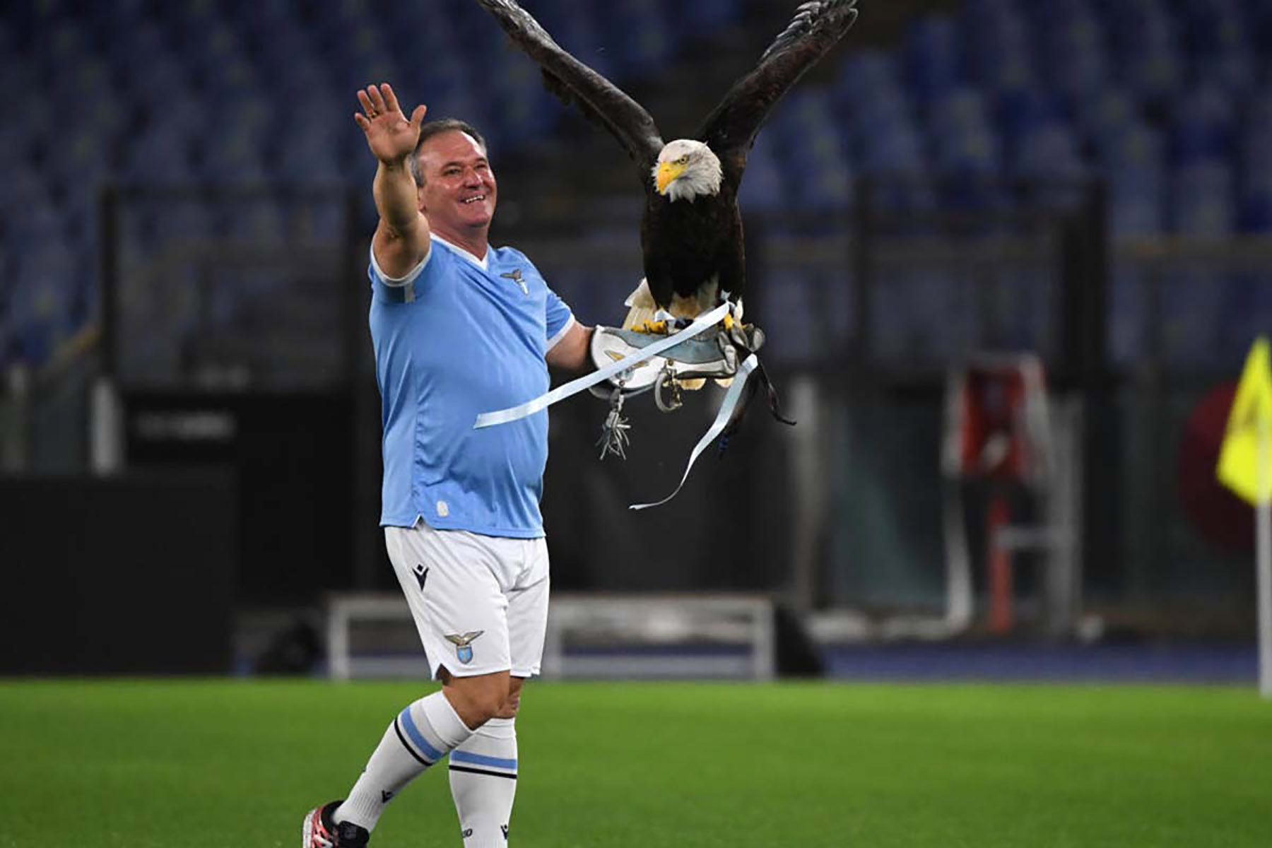 Lazio memecat pawang burung elang Juan Bernabe akibat tindakan tidak senonoh yang menghebohkan. - Image