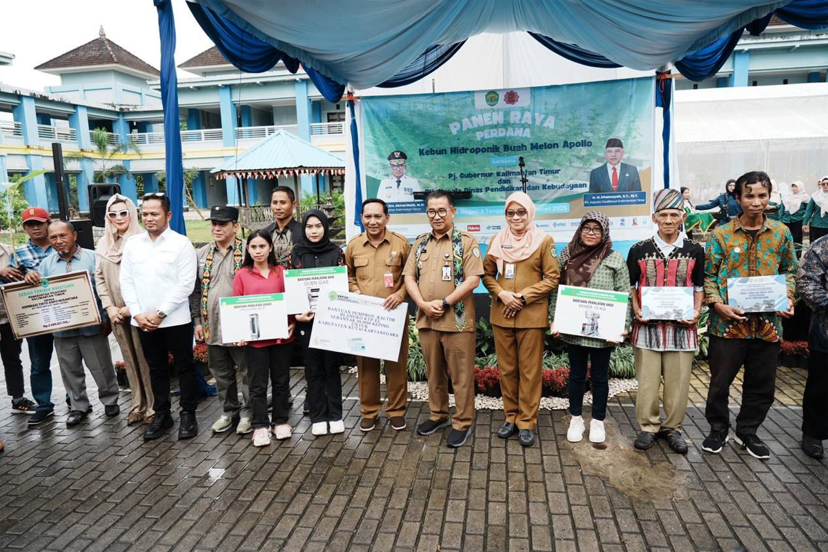 Penyerahan bantuan dari Pemprov Kaltim kepada Pemkab Kukar yang diserahkan secara simbolis oleh Pj Gubernur Akmal Malik kepada masing-masing penerima dari Kabupaten Kukar. (Istimewa) - Image