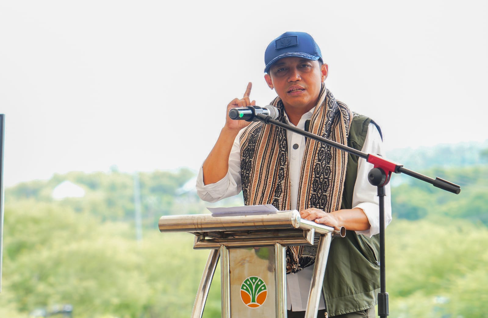 Menteri Kehutanan (Menhut) Raja Juli Antoni di sela kunjungan kerja di Kupang, NTT (14/1). (Humas Kemenhut) - Image