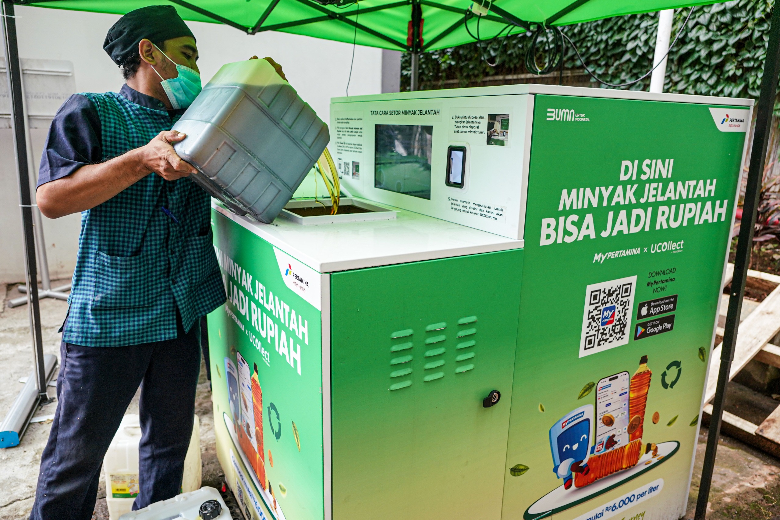 Petugas Pertamina menerima penjualan minyak jelantah di SPBU. (Dok. Pertamina) - Image