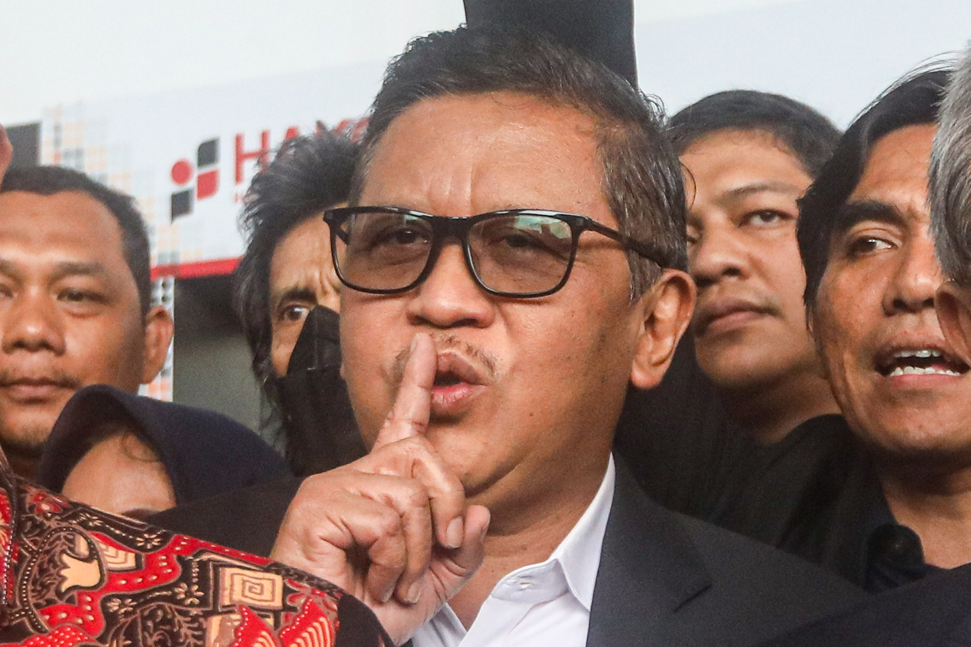 Tersangka kasus dugaan suap pergantian antarwaktu (PAW) dan Perintangan penyidikan Hasto Kristiyanto usai menjalani pemeriksaan di Gedung KPK Merah Putih, Jakarta, Senin (13/1/2025). (Salman Toyibi/Jawa Pos) - Image