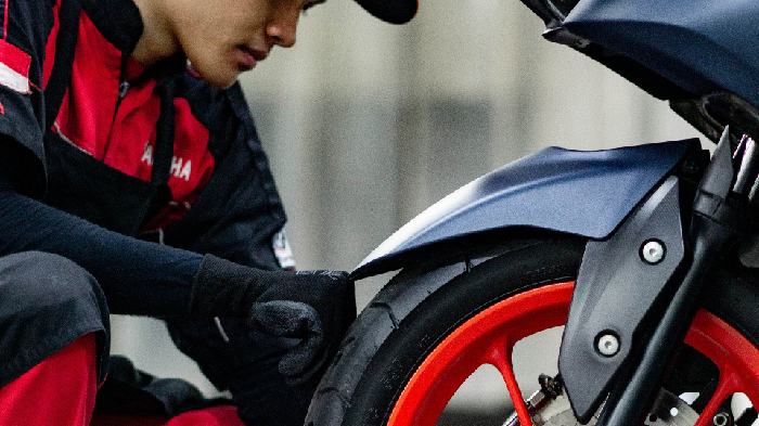 Lakukan perawatan sepeda motor setelah digunakan perjalanan jauh sangat penting terutama pada fitur keamanan seperti rem. - Image