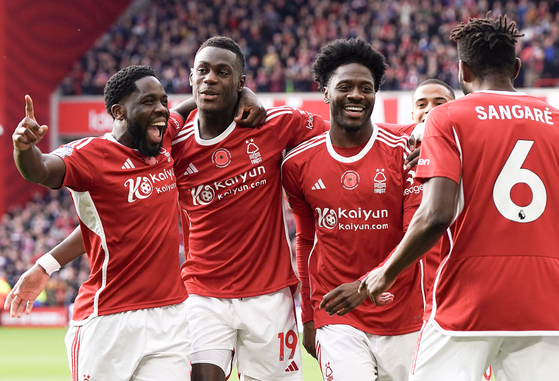 Ola Aina (tengah) merayakan gol bersama rekannya di Notthingham Forest. (Dok. The Independent) - Image