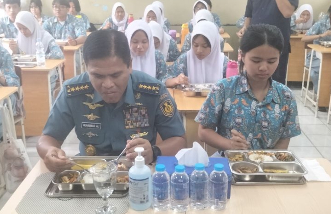 Kepala Staf TNI Angkatan Laut Laksamana TNI Muhammad Ali (kiri) menyantap makan bergizi gratis bersama SMA Hang Tuah 1, Cipulir, Jakarta Selatan, Selasa (14/1/2025) (ANTARA/Walda Marison) - Image
