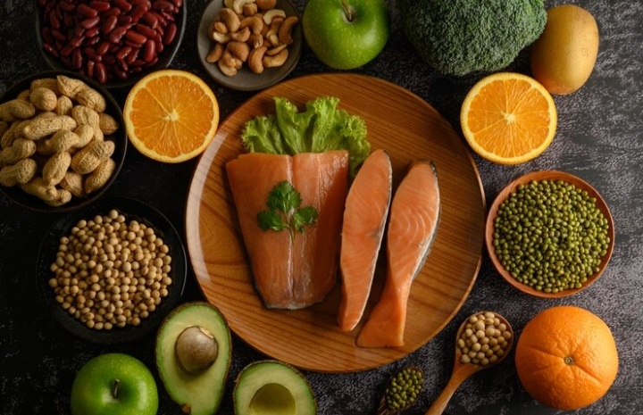 Ilustrasi superfoods yang harus ada dalam pola makan Anda setelah usia 50 tahun untuk menjaga tubuh tetap sehat. (freepik/ jcomp) - Image