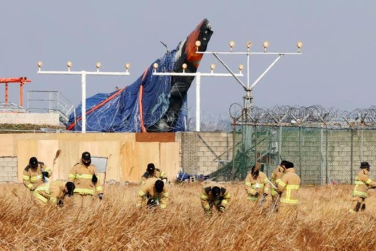 Petugas pemadam kebakaran melakukan pencarian di dekat lokasi kecelakaan. (Yonhap) - Image