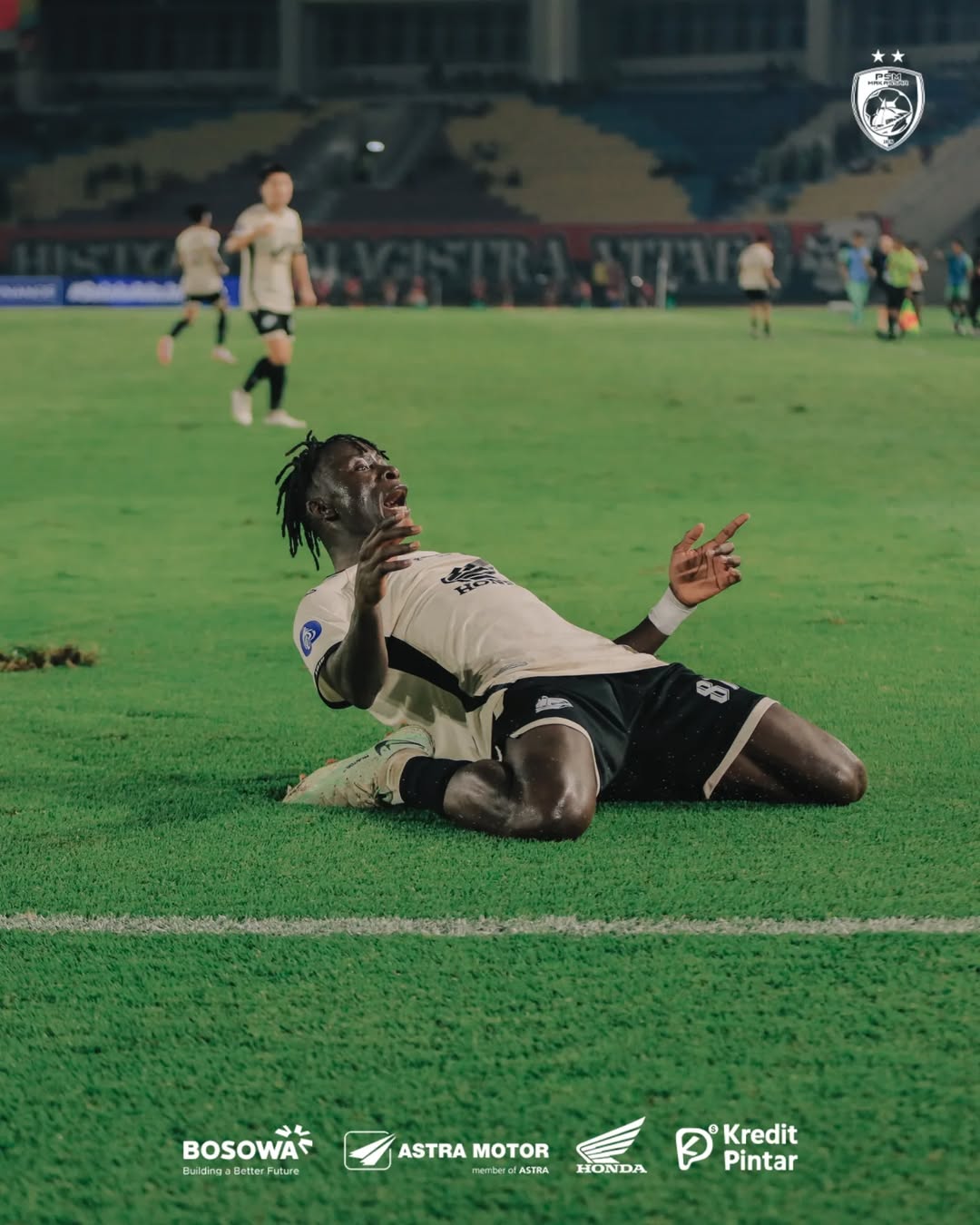 Selebrasi pemain asal Republik Guinea Bissau, Balotelli setelah berhasil mencetak gol di laga tandang kontra Persis Solo (13/1). (Instagram: @psm_makassar) - Image