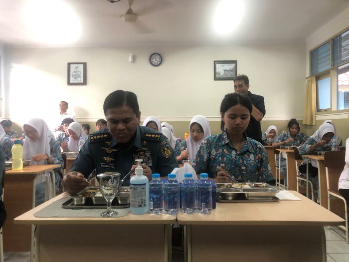 KSAL Laksamana TNI Muhammad Ali makan siang bersama para siswa SMA Hang Tuah 1 Jakarta pada Selasa (14/1). (Syahrul Yunizar/JawaPos.com) - Image