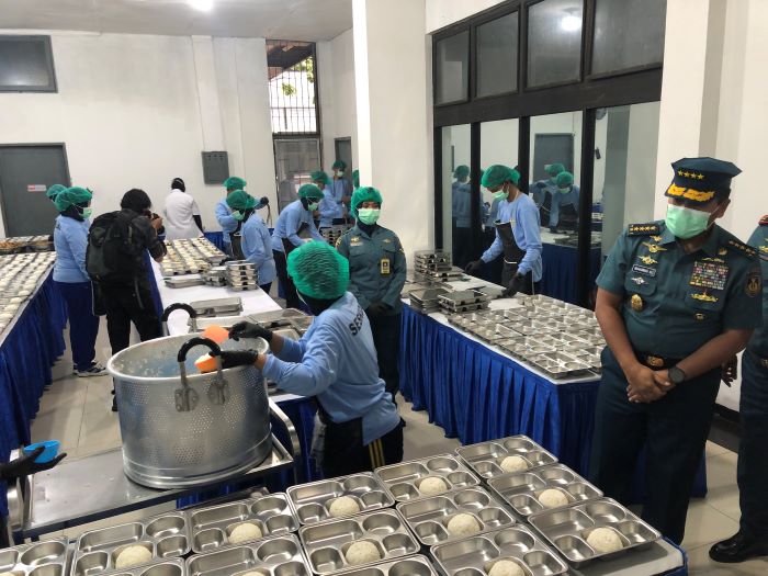 KSAL Laksamana TNI Muhammad Ali meninjau dapur umum program Makan Bergizi Gratis di Seskoal, Jaksel pada Selasa (14/1). (Syahrul Yunizar/JawaPos.com) - Image