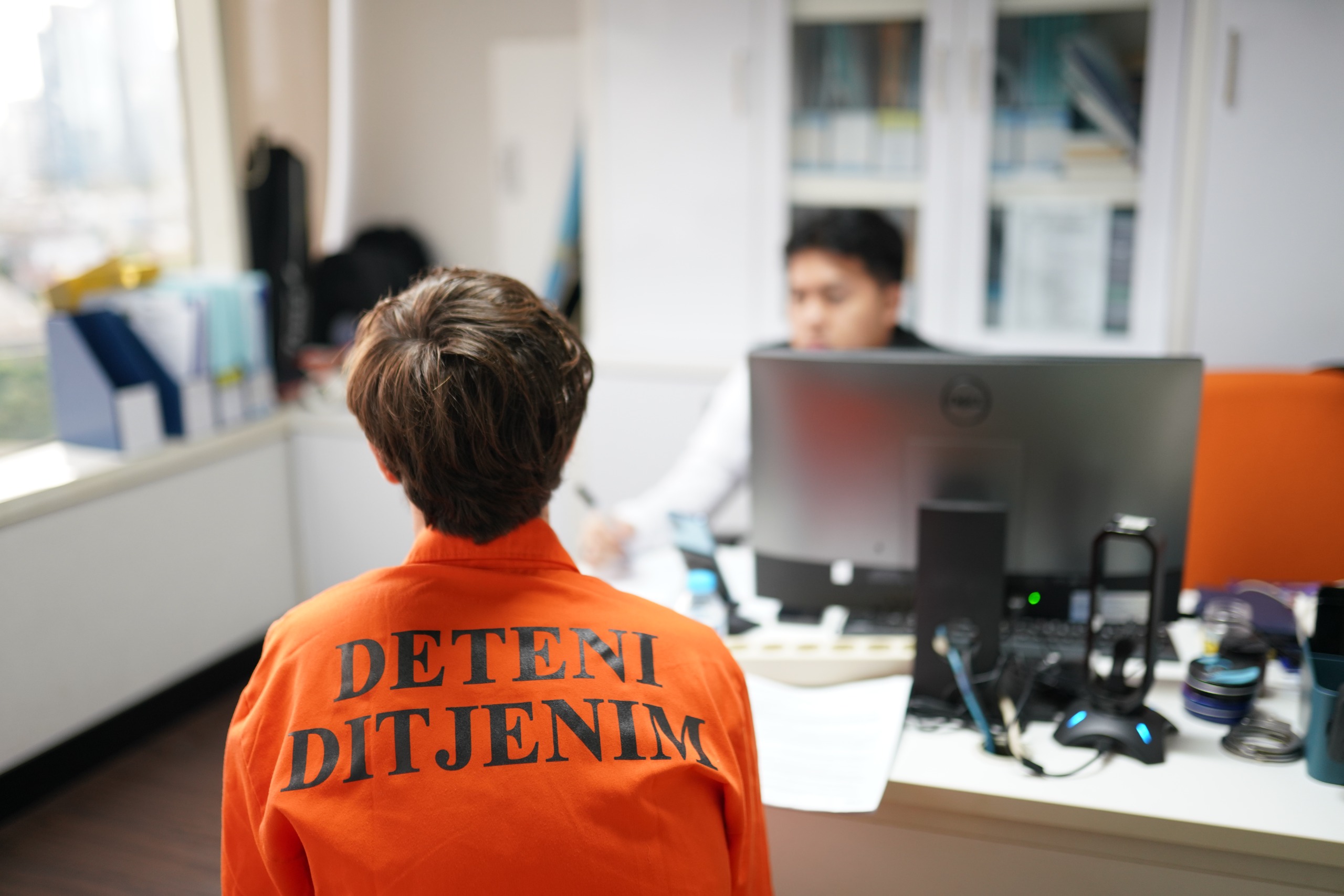 WNA diamankan petugas Imigrasi. (Humas Kementerian Imigirasi dan Pemasyarakatan) - Image