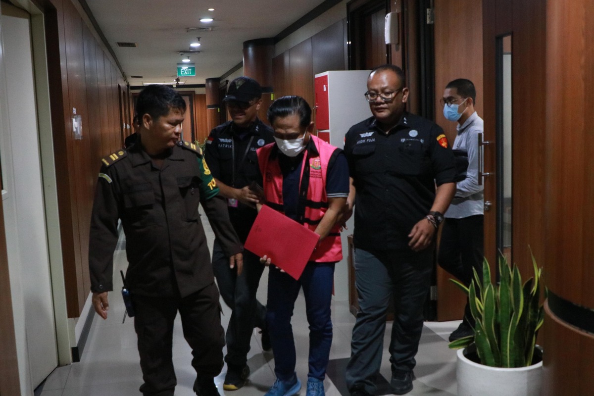 Eks Ketua PN Surabaya Rudi Suparmono ditahan oleh kejagung dalam kasus suap putusan bebas Ronald Tannur. (Puspenkum Kejagung) - Image