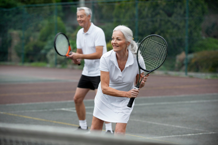 ilustrasi seseorang yang tetap bugar dan aktif di usia 70-an. (Freepik/freepik) - Image