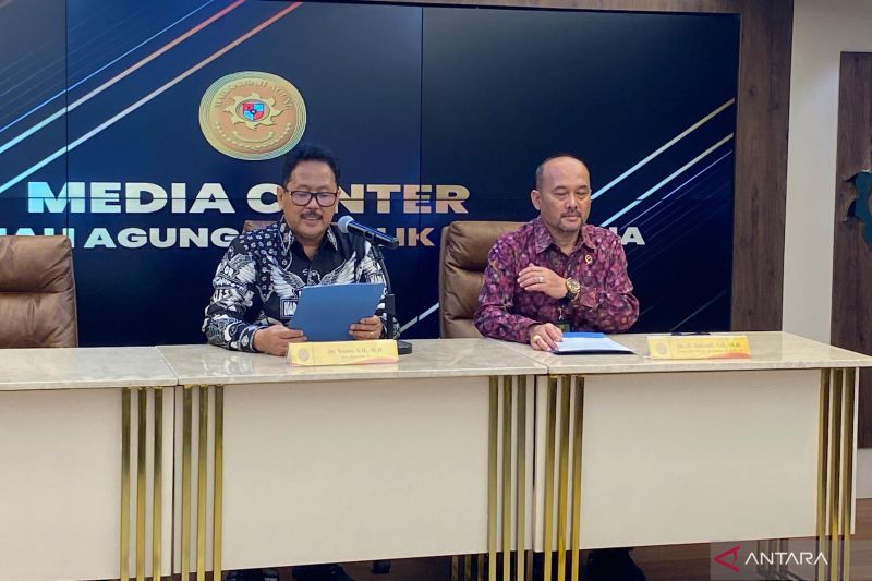 Jubir MA Yanto (kiri) saat konferensi pers mengenai tanggapan MA atas penetapan tersangka terhadap mantan Ketua Pengadilan PN Rudi Suparmono di Media Center MA, Jakarta (15/1). - Image