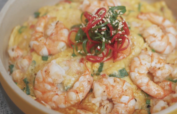 Resep Shrimp Omelette yang Enak dan Cocok untuk Jadi Sarapan. (YouTube Ade Koerniawan) - Image