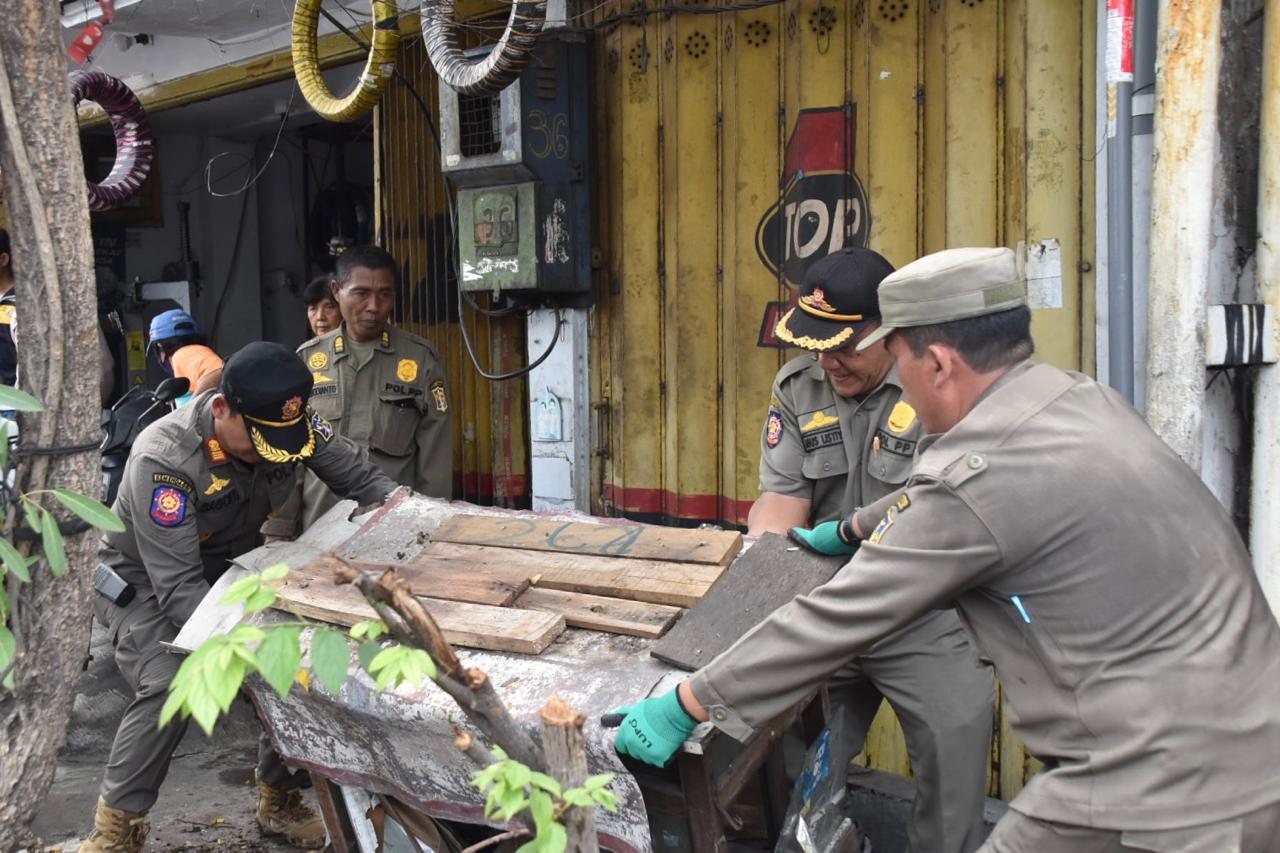 Satpol PP Kota Surabaya menertibkan PKL yang berjualan di pedestrian Jalan Kenjeran hingga Jalan Ngaglik. (Humas Pemkot Surabaya) - Image