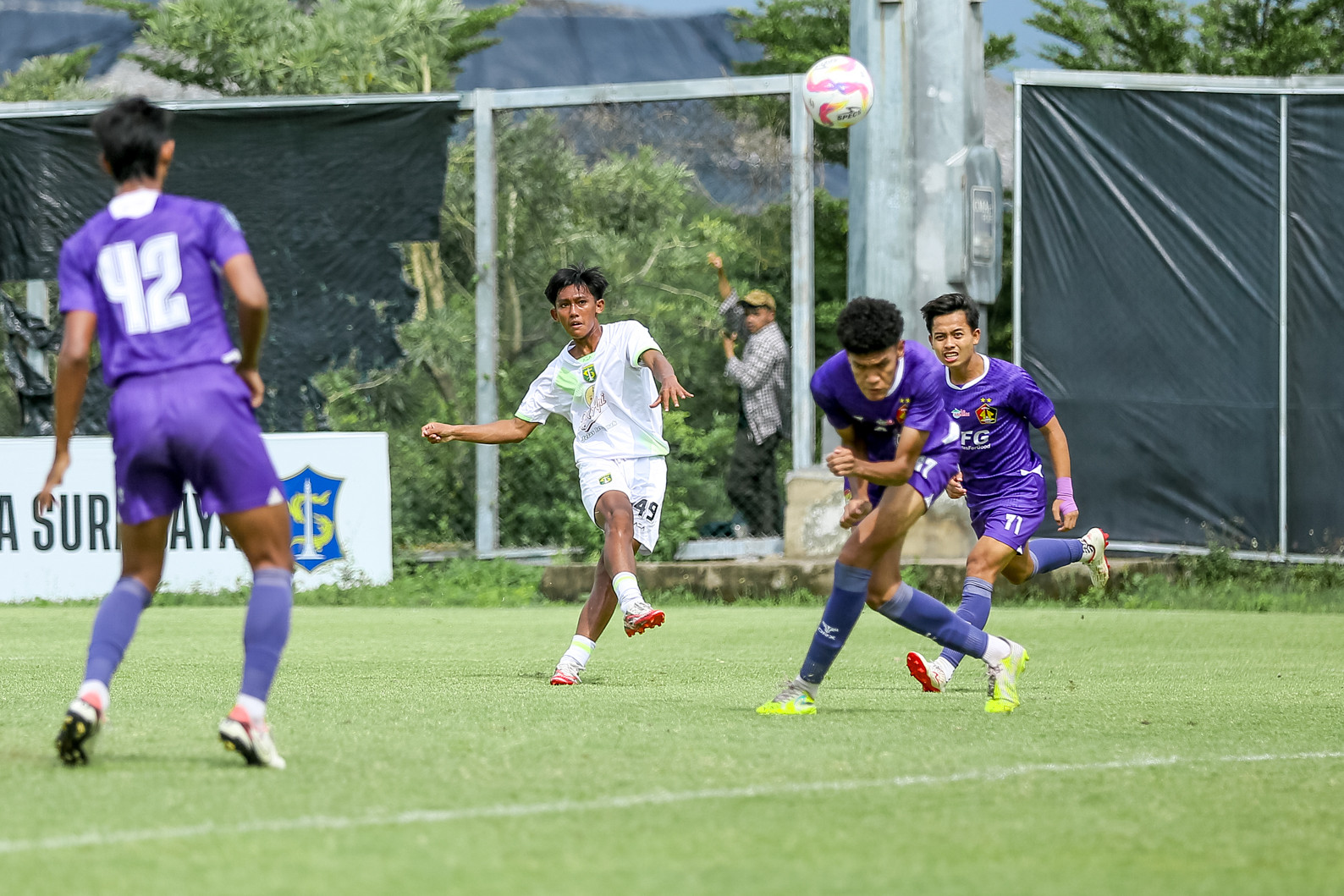 Pemain Persebaya U-20, Cladio Hafis, meluncurkan tendangan placing ke arah gawang Persik Kediri U-20. (Dok. Persebaya) - Image