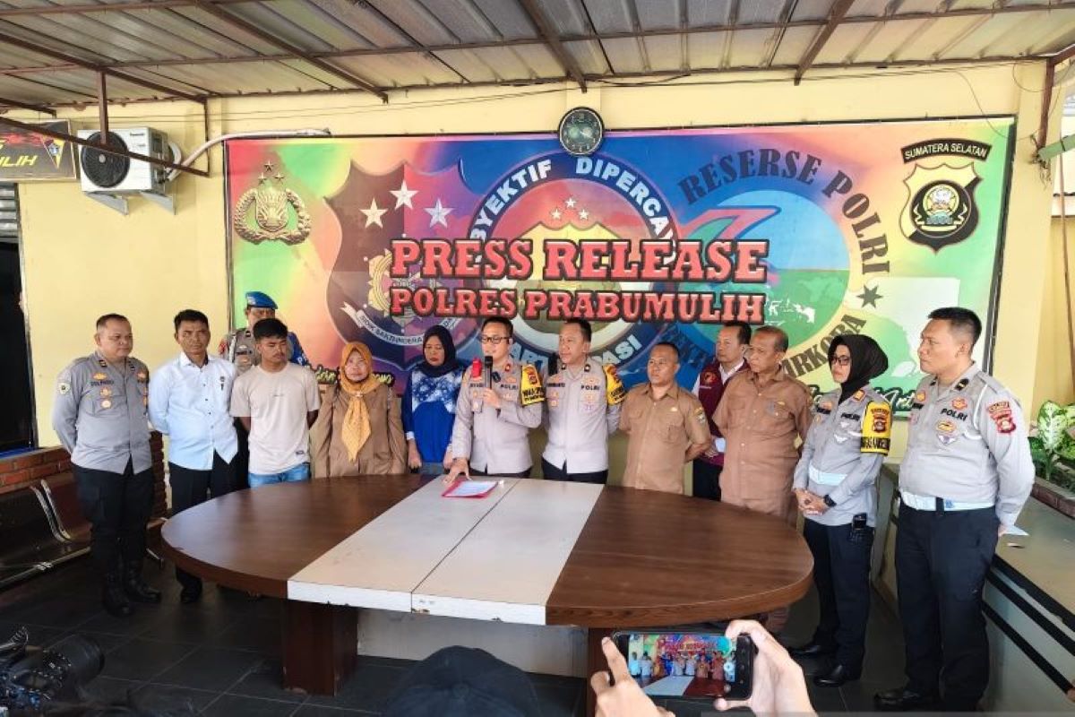 Konfrensi pers atas kasus personel yang terlibat kecelakaan lalu lintas dengan pengendara motor di Kota Prabumulih. (Polres Prabumulih/Antara) - Image