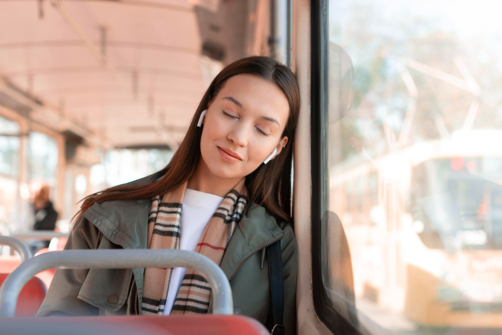 Orang yang bisa tidur di mana saja ini tidak hanya memiliki kebiasaan yang menarik, tetapi juga mencerminkan kepribadian yang unik. (freepik) - Image