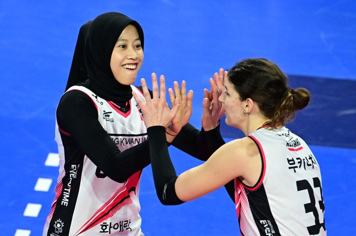 Spiker Daejeon Jung Kwan Jang Red Sparks, Megawati Hangestri Pertiwi, bersama Vanja Bukilic melakukan tos dalam pertandingan melawan Hwaseong IBK Altos di Liga Voli Korea pada Selasa, (14 /1). (Kovo) - Image