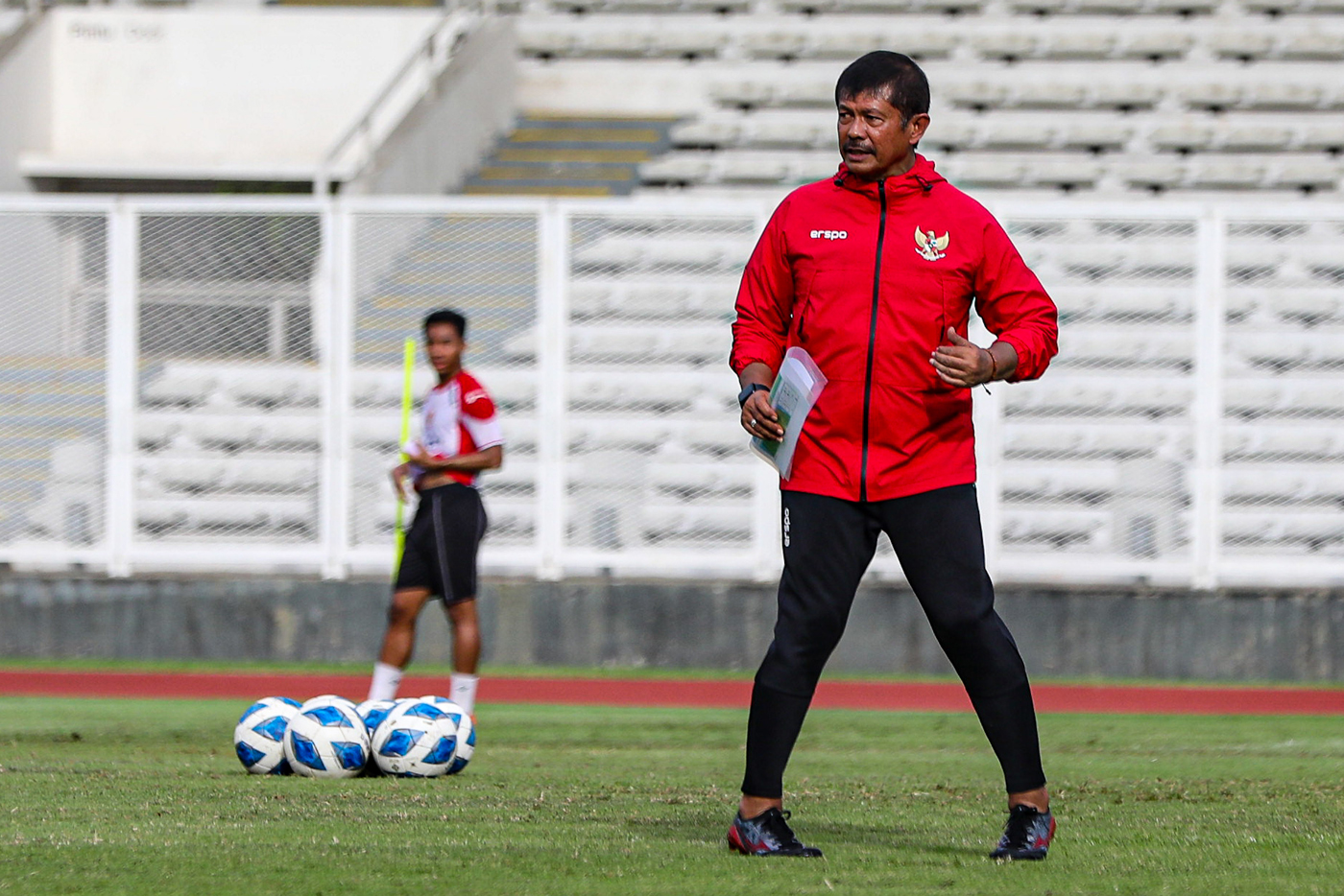 Pelatih Timnas Indonesia U-20 Indra Sjafri memimpin sesi latihan di Stadion Madya, Kompleks Gelora Bung Karno, Senayan, Jakarta, Rabu (15/1/2025). (Salman Toyibi/Jawa Pos) - Image
