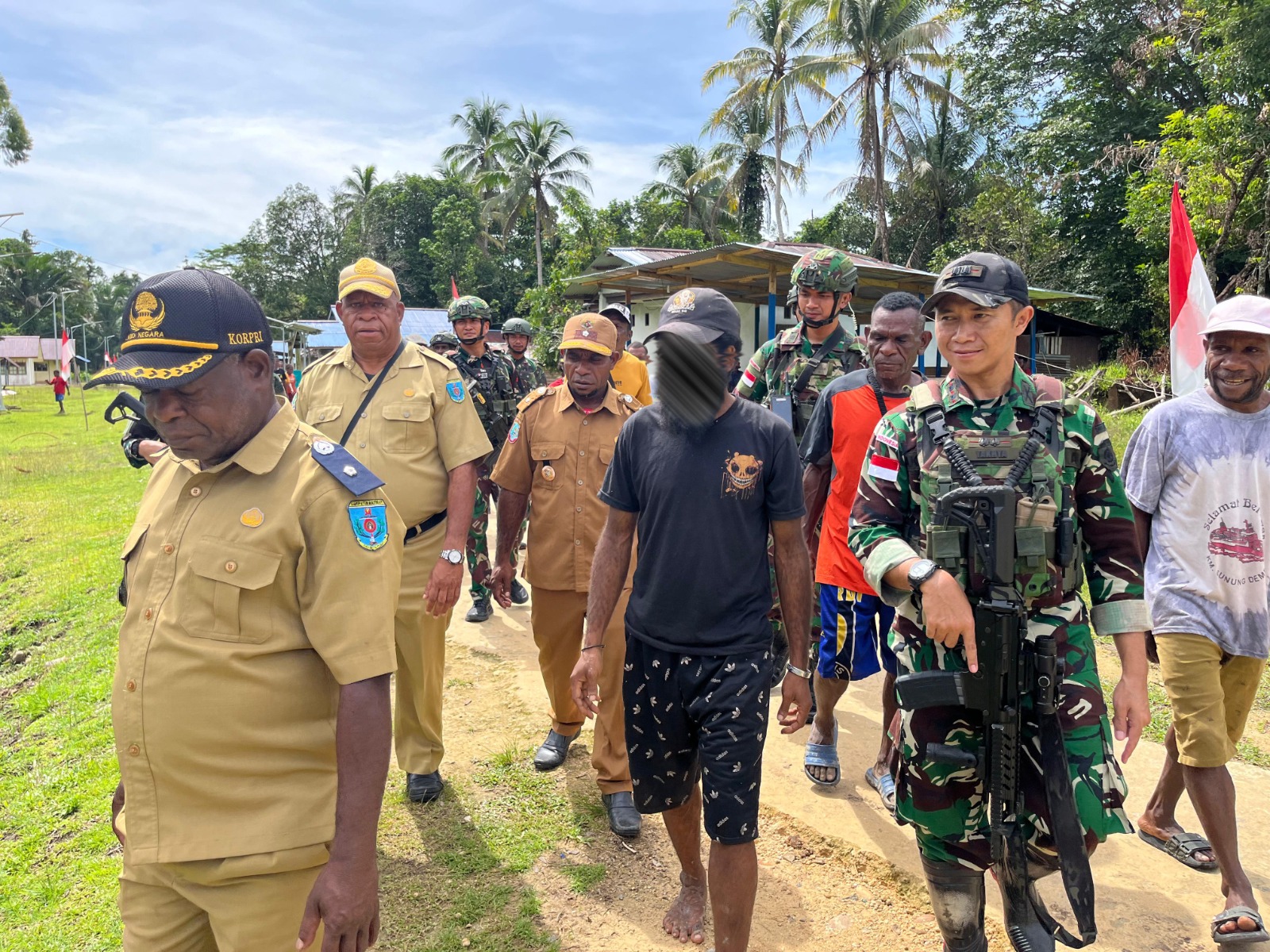 Wakil Pimpinan OPM Kodap IV/Sorong Raya berinisial HK menyerahkan diri bersama istri dan anaknya. (TNI AD). - Image
