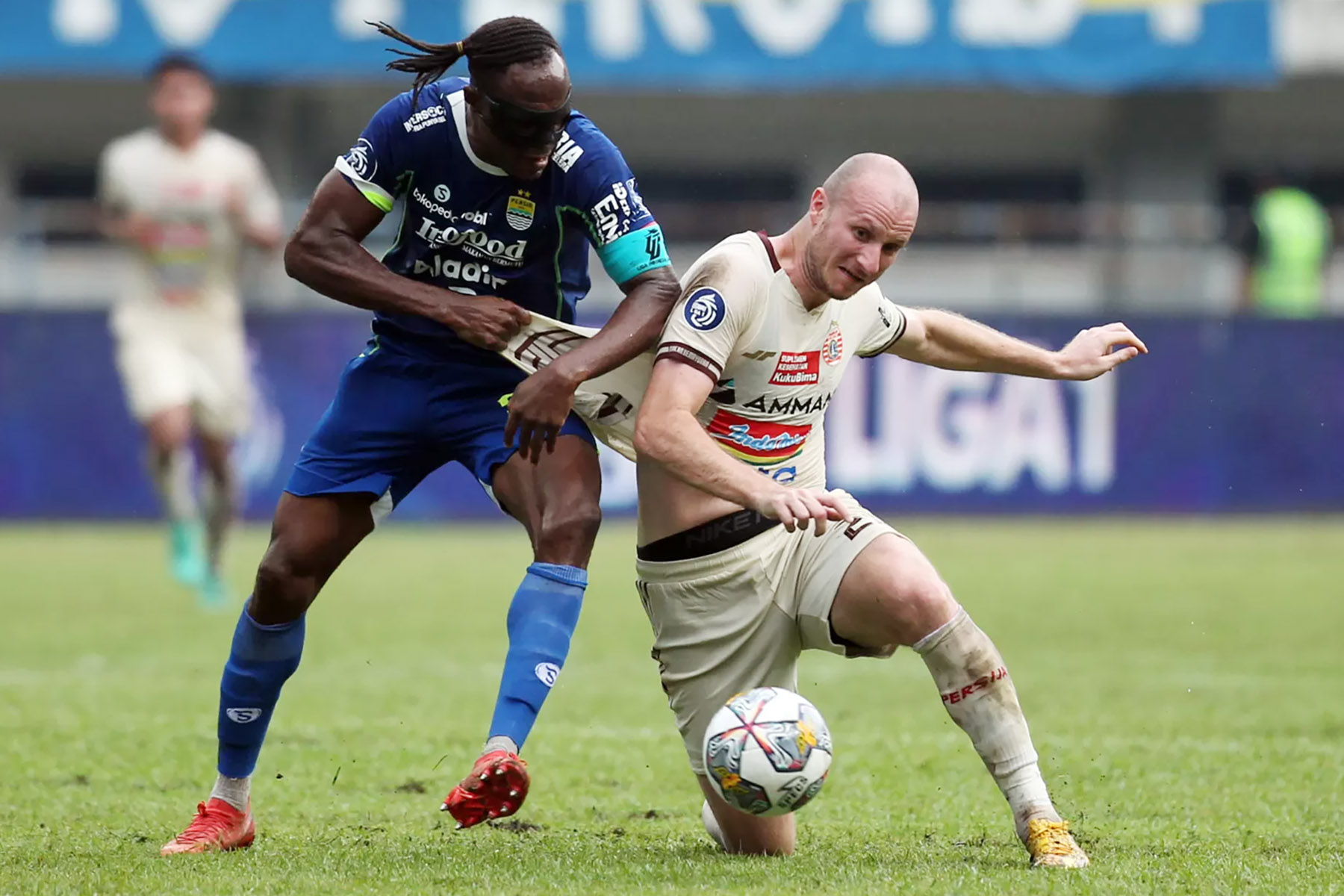 Pesepak bola Persib Bandung Igbonefo (kiri) berebut bola dengan pesepak bola Persija Jakarta Michael Krmencik (kanan) dalam laga pertandingan Liga 1 di Stadion Gelora Bandung Lautan Api, Bandung. - Image