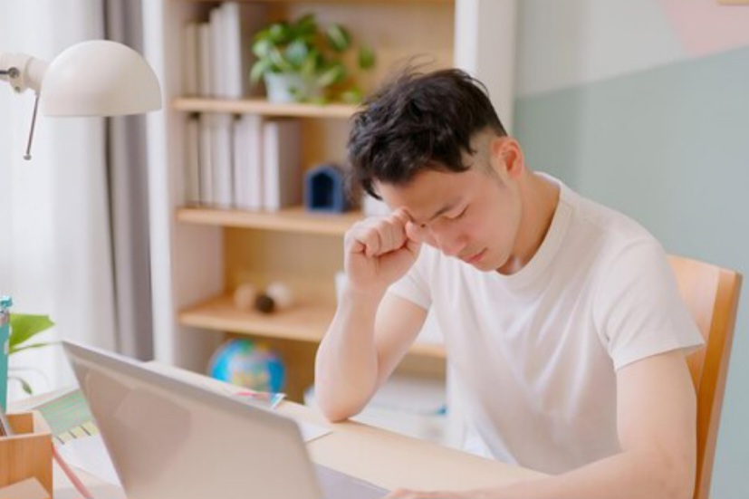 Ilustrasi pria muda yang sedang stres karena ada problem di kantor. (Freepik) - Image