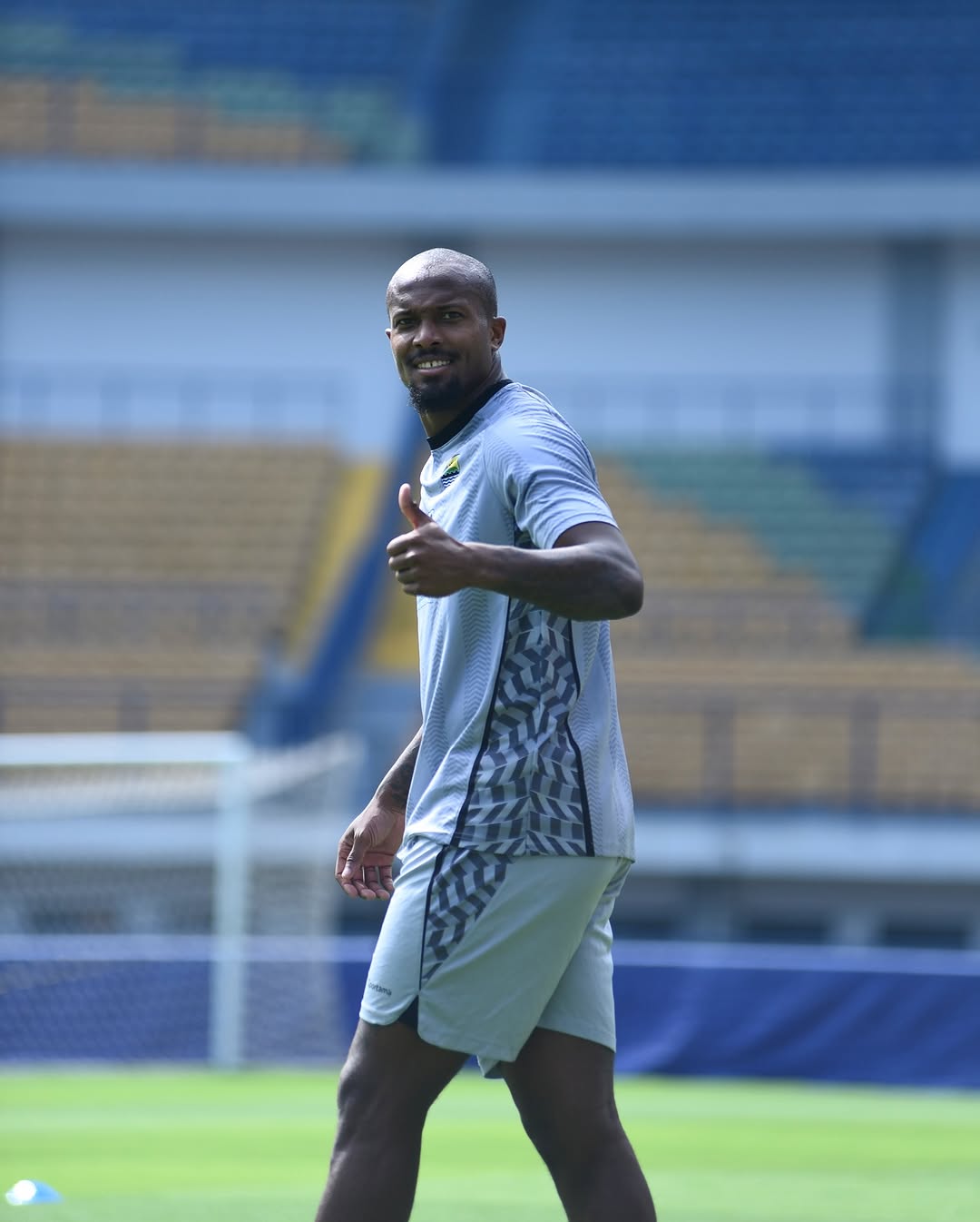 Gervane Kasteener siap mencatatkan debut bersama Persib Bandung melawan Dewa United. (Instagram/gervanek33) - Image