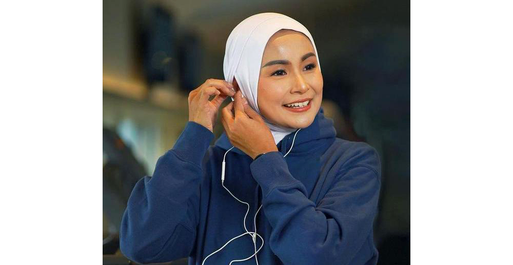 Orang yang sedang menggunakan jilbab sport. (@zoyalovers) - Image