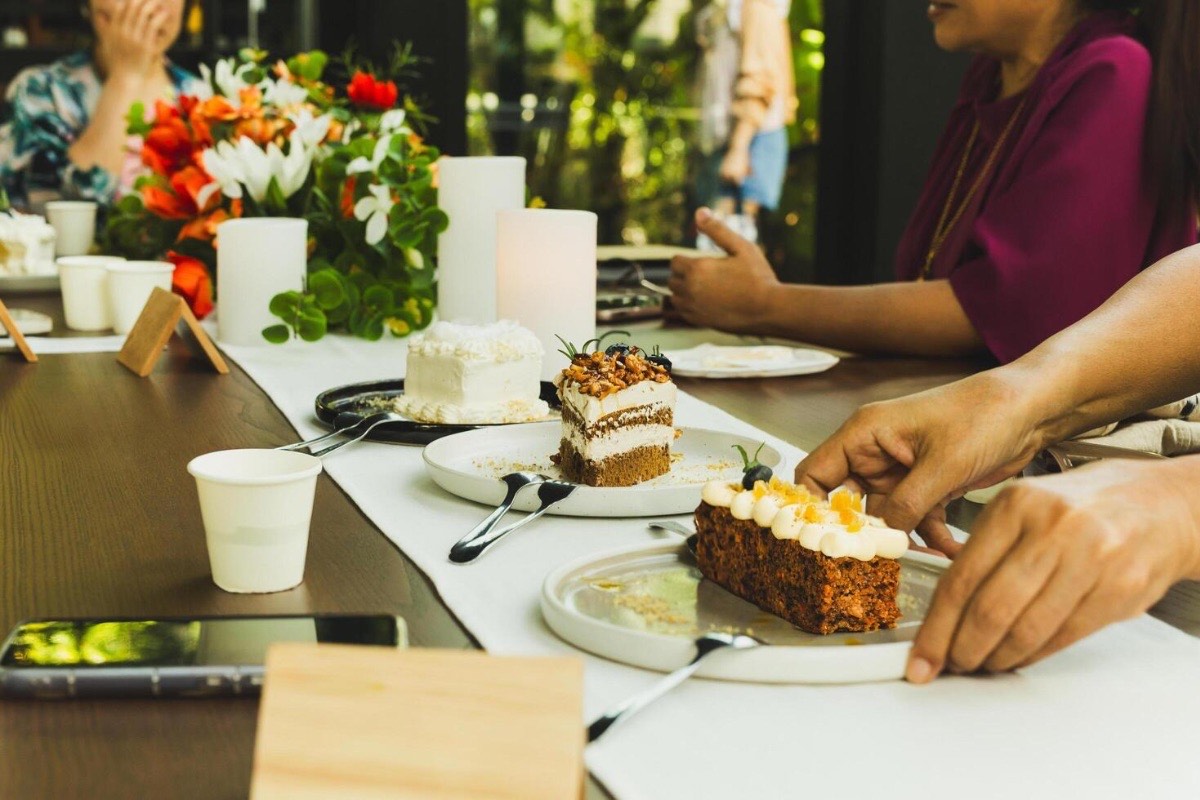 Ilustrasi penyebab orang ngidam camilan manis setelah makan. (Vecteezy: Suwinai Sukanant) - Image